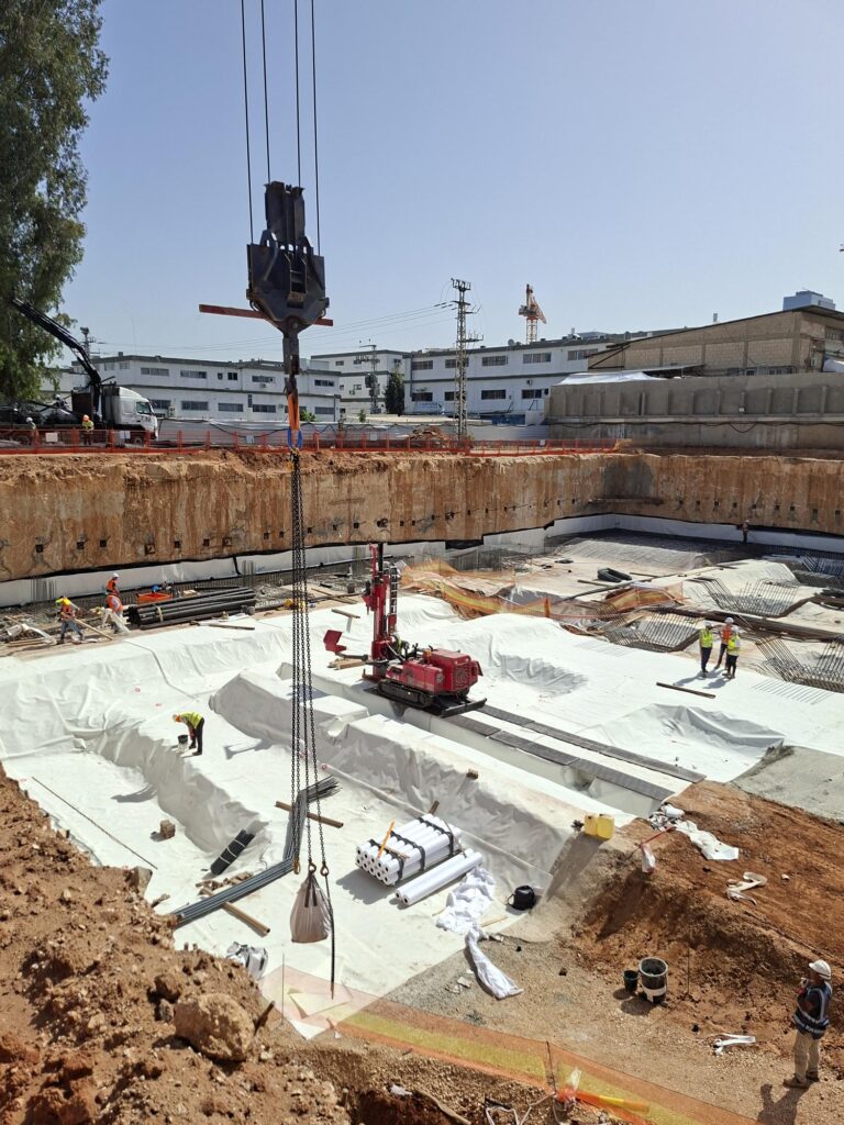 עבודות חפירה עמוקה עם יריעות איטום ומיגון במתחם קריית אריה, פתח תקווה