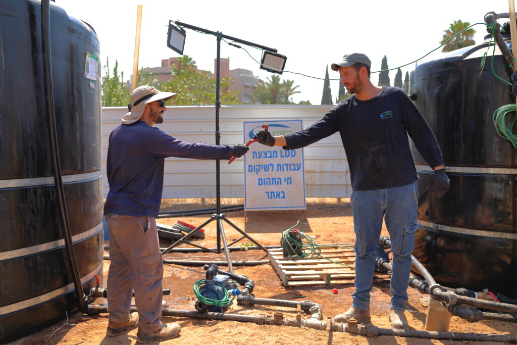 מיכלי אחסון ומערכת שאיבה של צוות LDD באתר שיקום מי תהום בתל אביב